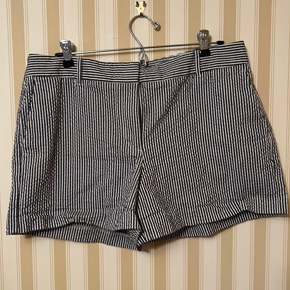Ann Taylor 4 pkt, seersucker shorts, size 12. Hidden closure
